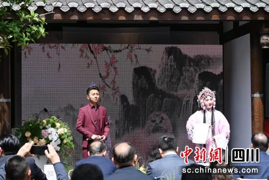 現(xiàn)場(chǎng)文藝節(jié)目展演。王哲攝